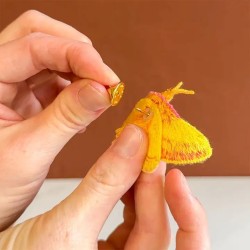 Broche brodée - Botanopia - papillon érable rosé