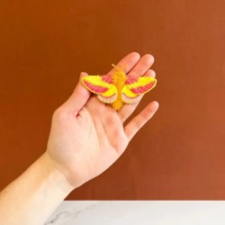 Broche brodée - Botanopia - papillon érable rosé